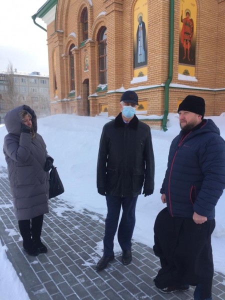 Депутат ГД Виктор Шрейдер оценил обустройство храма Архангела Михаила в Омске