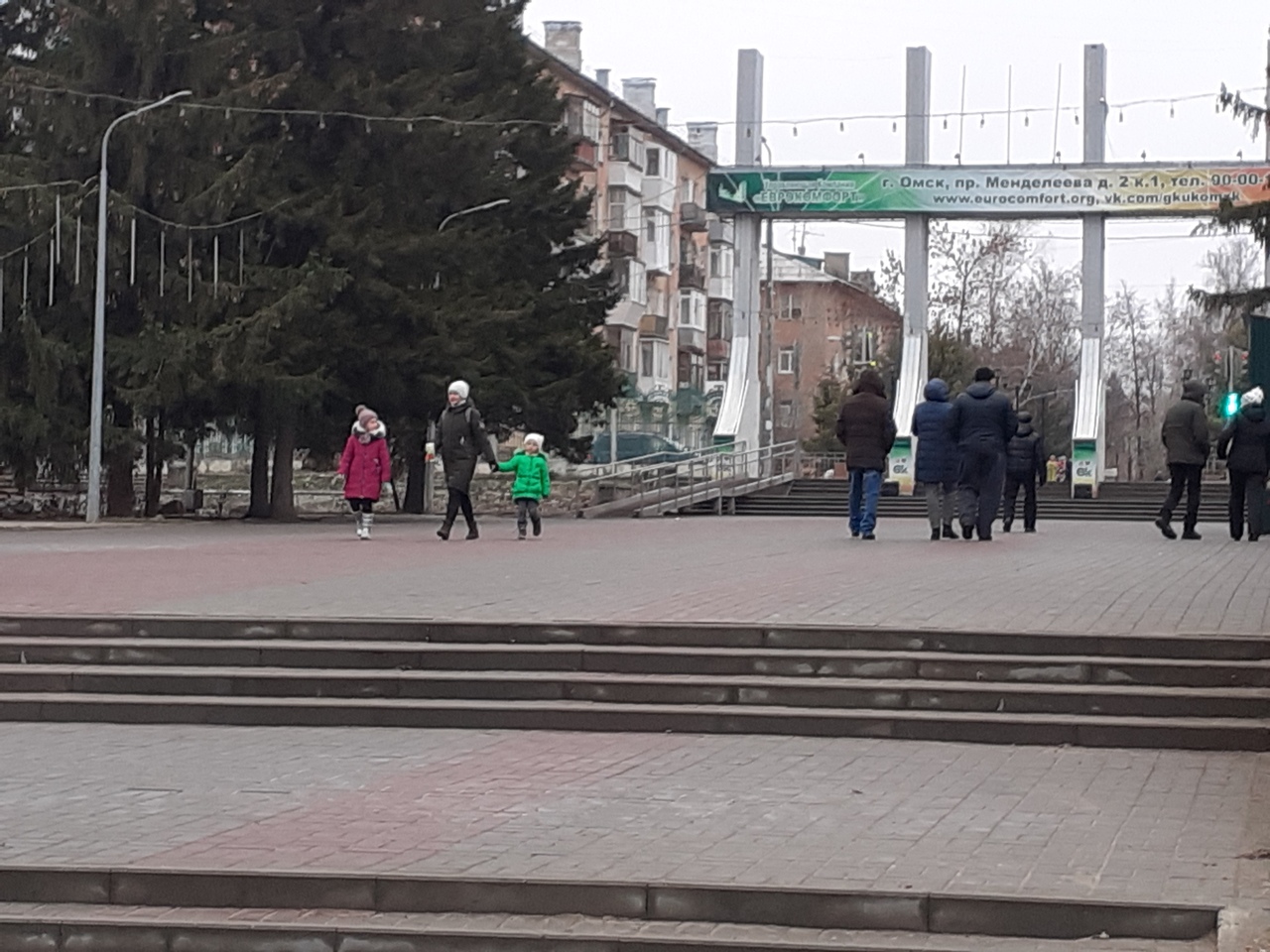 В Советском парке Омска спешно принялись делать приветственные надписи – фото В Советском парке Омска спешно принялись делать приветственные надписи – фото