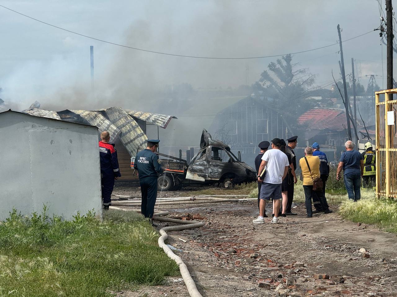 Появились кадры с места страшного пожара в частном секторе Омска Появились кадры с места страшного пожара в частном секторе Омска