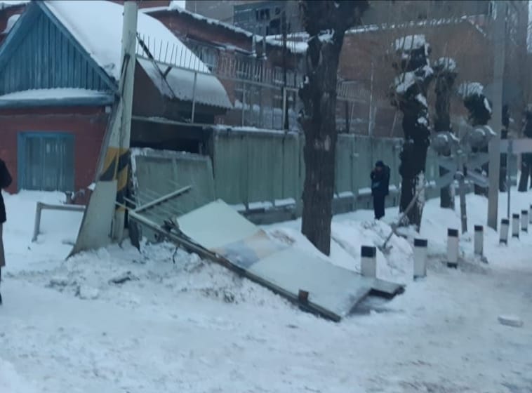 Появились подробности жуткого ЧП с упавшей бетонной плитой у шинного завода в Омске Появились подробности жуткого ЧП с упавшей бетонной плитой у шинного завода в Омске