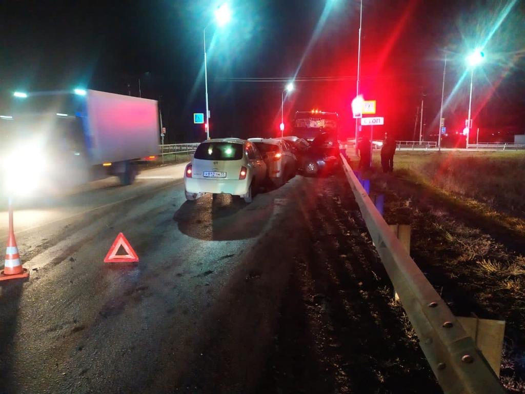 Под Омском в жутком массовом ДТП с фурой пострадала женщина Под Омском в жутком массовом ДТП с фурой пострадала женщина
