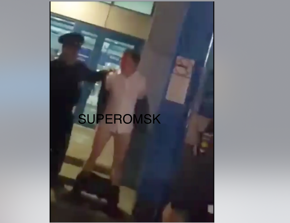 Омич на камеру устроил стриптиз для полицейских у входа в аэропорт Омич на камеру устроил стриптиз для полицейских у входа в аэропорт