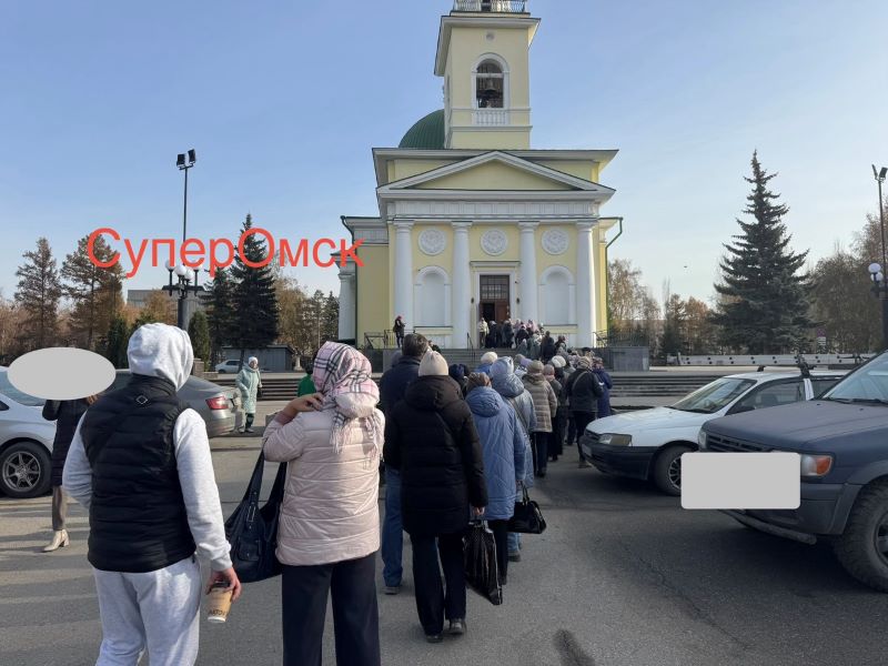 Омичи выстроились в огромную очередь к мощам святой Матроны Московской Омичи выстроились в огромную очередь к мощам святой Матроны Московской
