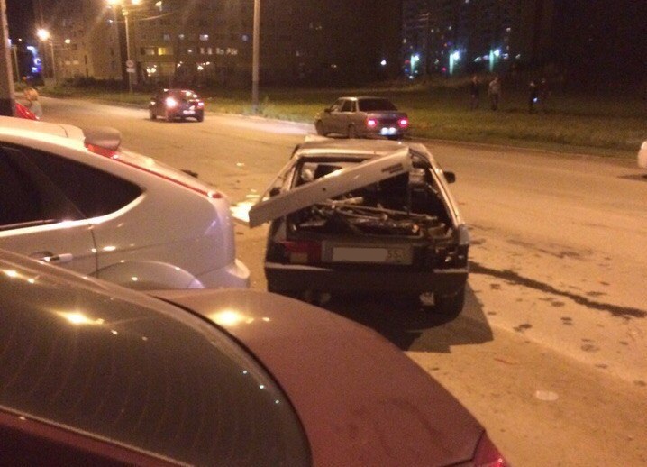 В Омске «девятка» смяла три автомобиля на парковке и перевернулась В Омске «девятка» смяла три автомобиля на парковке и перевернулась