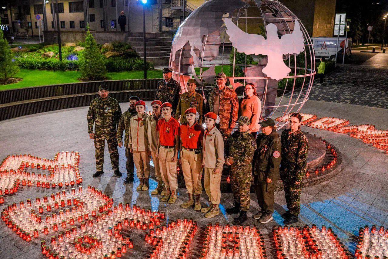 Омская молодежь и ветераны зажгли Свечи памяти в 4 часа утра Омская молодежь и ветераны зажгли Свечи памяти в 4 часа утра
