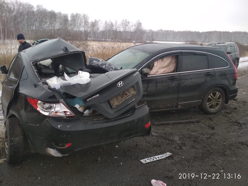На «трассе смерти» в Омской области в жесткой лобовой аварии погибли два человека и уничтожило легковушку На «трассе смерти» в Омской области в жесткой лобовой аварии погибли два человека и уничтожило легковушку
