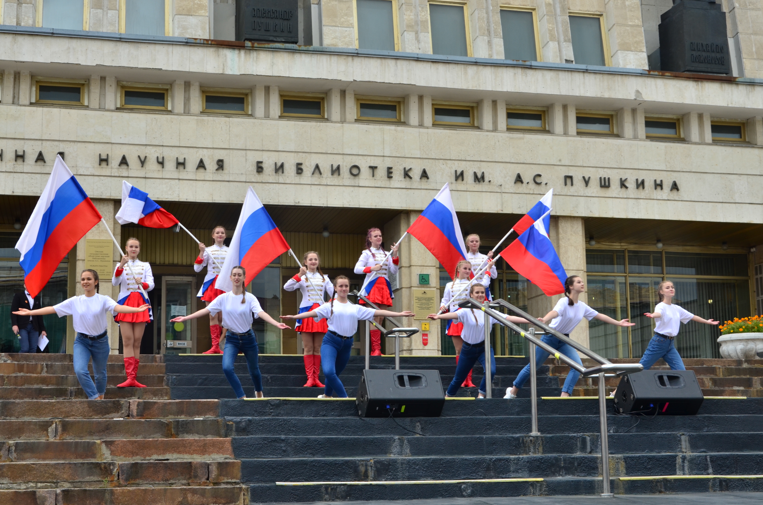 В центре Омска на День флага показали танец с гирями В центре Омска на День флага показали танец с гирями