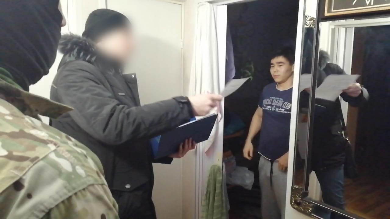 В Омской области полицейского винят во всепрощении торговца контрафактными алкоголем и табаком В Омской области полицейского винят во всепрощении торговца контрафактными алкоголем и табаком