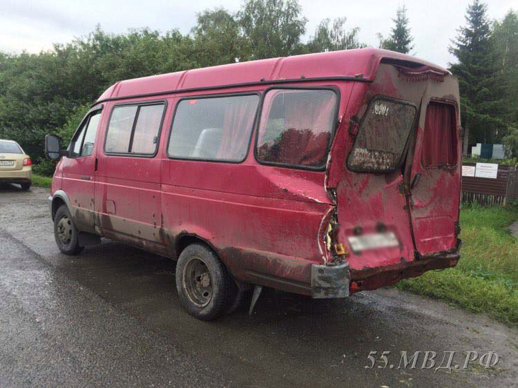 В столкновении маршрутки и КамАЗа пострадало 5 человек