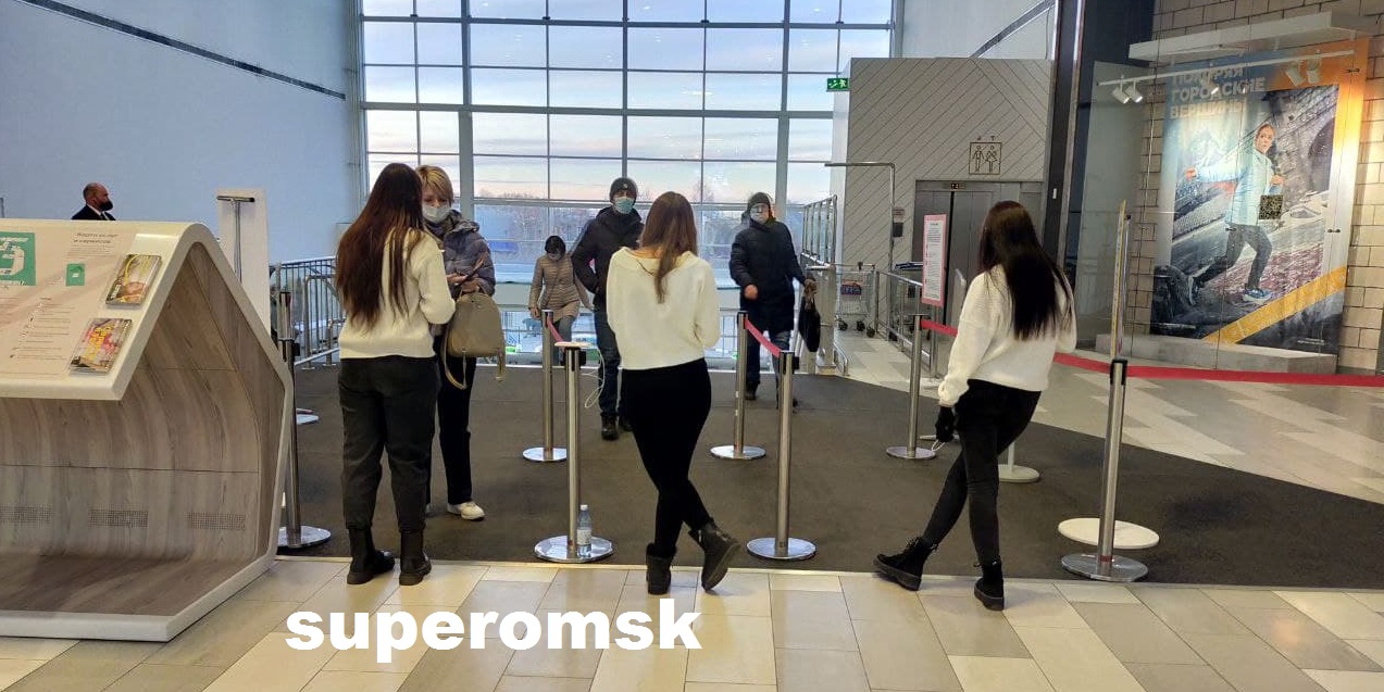 Полупустые залы, входной контроль строгий, QR-коды просят везде: как проходит шопинг в омских ТЦ Полупустые залы, входной контроль строгий, QR-коды просят везде: как проходит шопинг в омских ТЦ