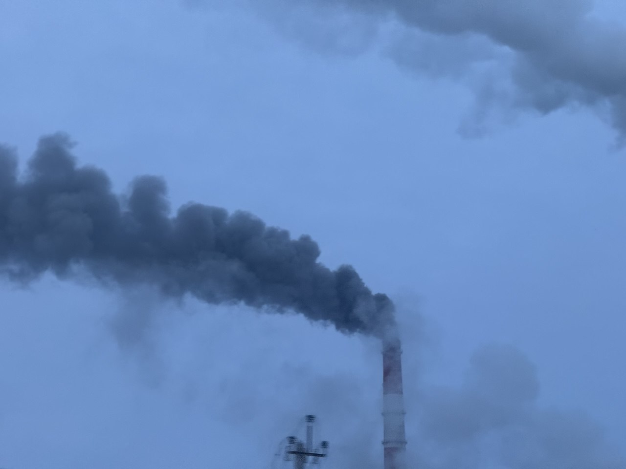 Очевидец сообщил о темном дыме с ТЭЦ-5 на Омск перед Новым годом