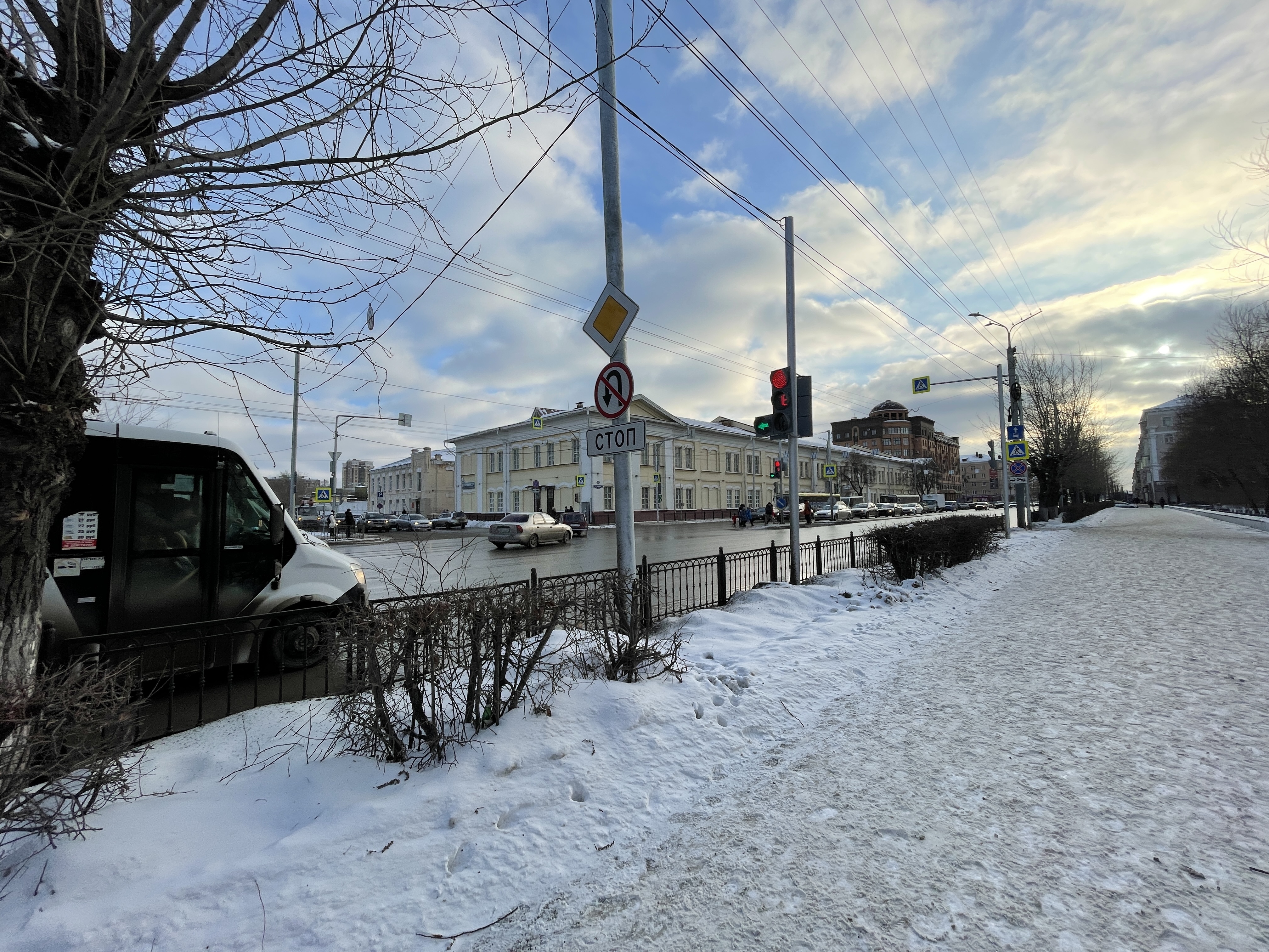 Перенос светофора по Карла Маркса в Омске обернулся опасностью для пешеходов Перенос светофора по Карла Маркса в Омске обернулся опасностью для пешеходов