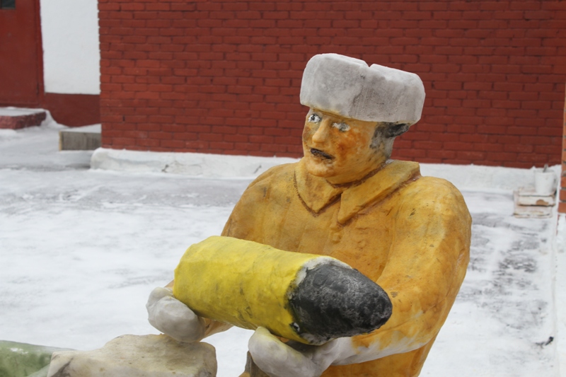 Заключенные омской колонии воссоздали ледяной городок 1942 года Заключенные омской колонии воссоздали ледяной городок 1942 года