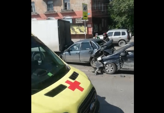 Массовое ДТП в Омске попало на видео Массовое ДТП в Омске попало на видео