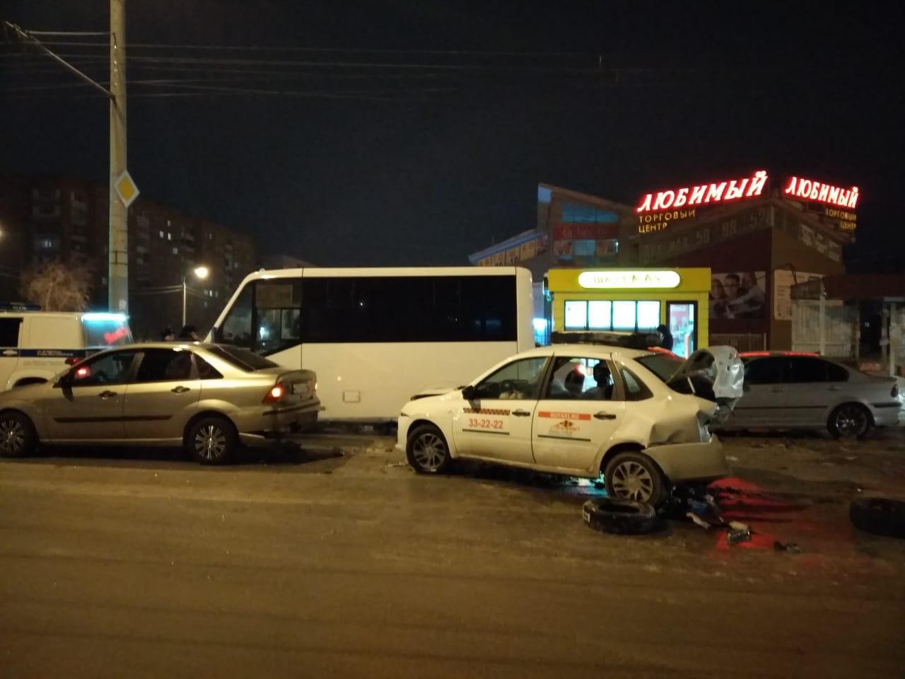 Омич на BMW устроил массовую аварию из пяти машин, а потом отказался проверяться на алкоголь Омич на BMW устроил массовую аварию из пяти машин, а потом отказался проверяться на алкоголь