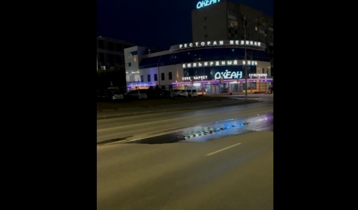 Посреди оживленной дороги в Омске образовался потоп
