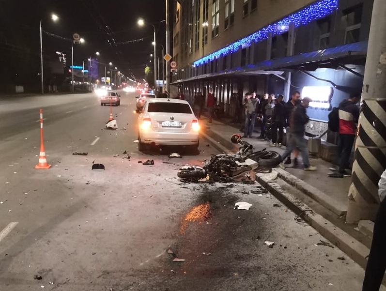 Выяснились подробности жесткой аварии на центральной улице Омска с мотоциклистом Выяснились подробности жесткой аварии на центральной улице Омска с мотоциклистом