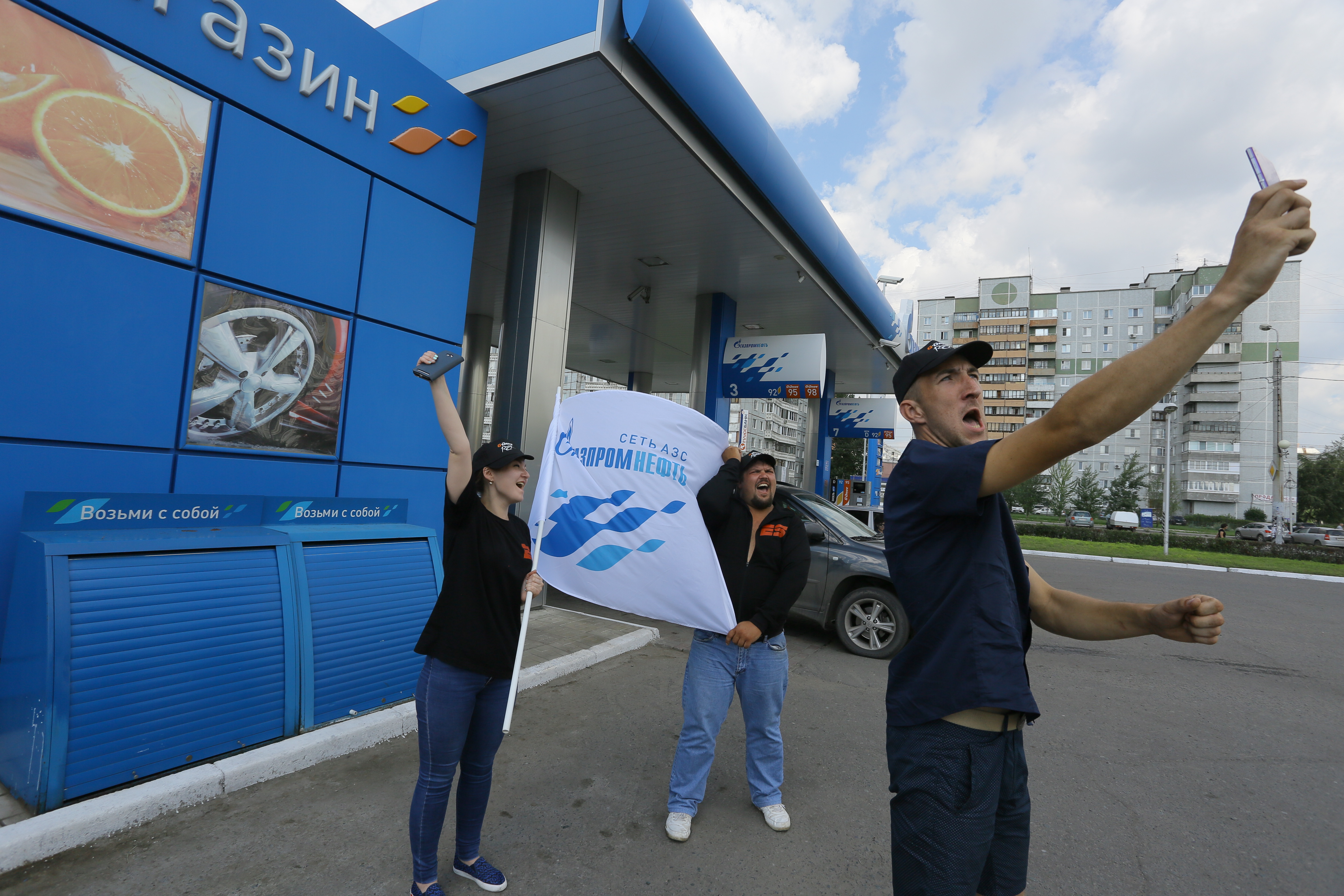 Участники автоквеста ко Дню города застали титулованного гонщика на одной из АЗС Участники автоквеста ко Дню города застали титулованного гонщика на одной из АЗС
