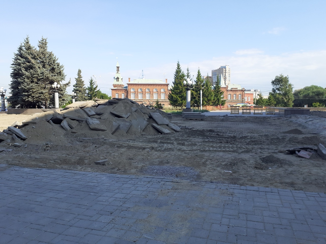 Гламурная чиновница элитного департамента Омска дебютировала на Театральной площади Гламурная чиновница элитного департамента Омска дебютировала на Театральной площади