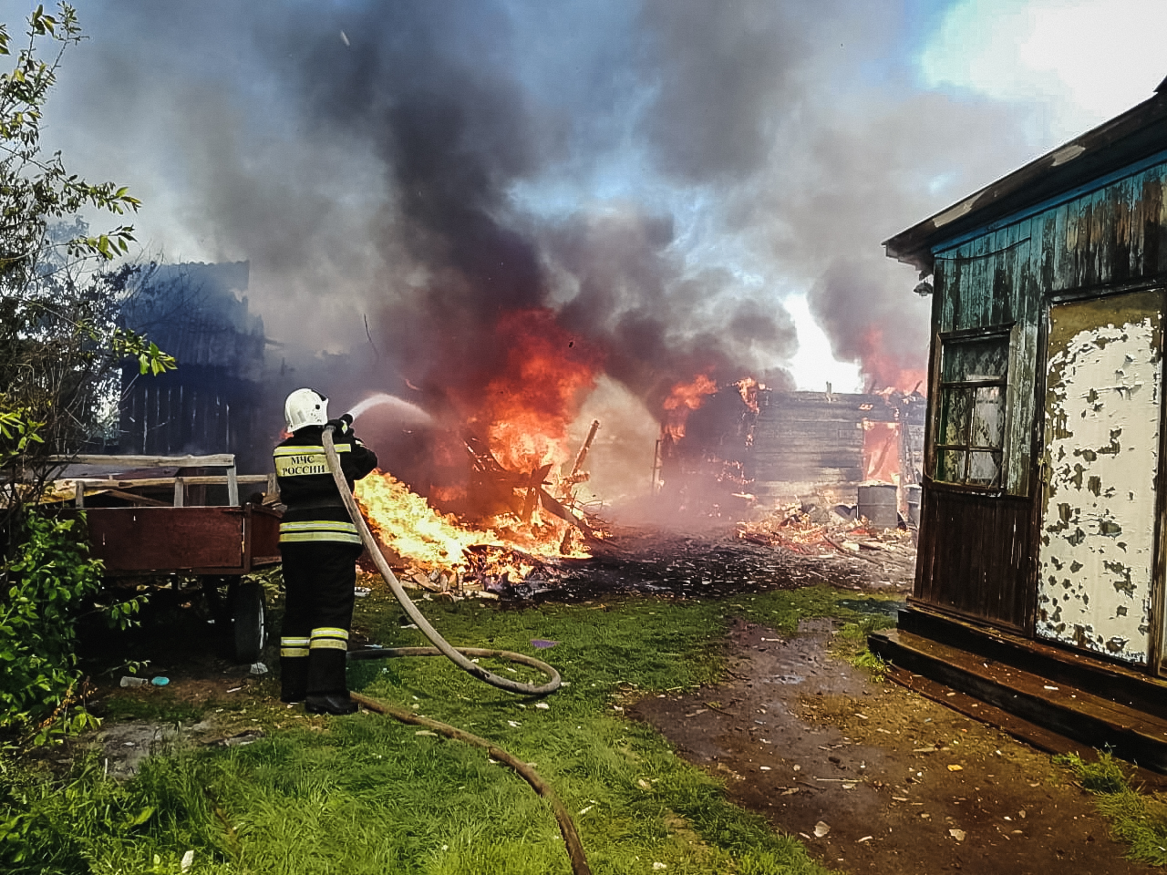 Омские пожарные более двух часов тушили дом, хозпостройки и автомобиль: спасли не все Омские пожарные более двух часов тушили дом, хозпостройки и автомобиль: спасли не все