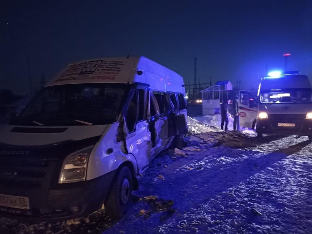 Двух детей госпитализировали после ДТП с маршруткой в Омске