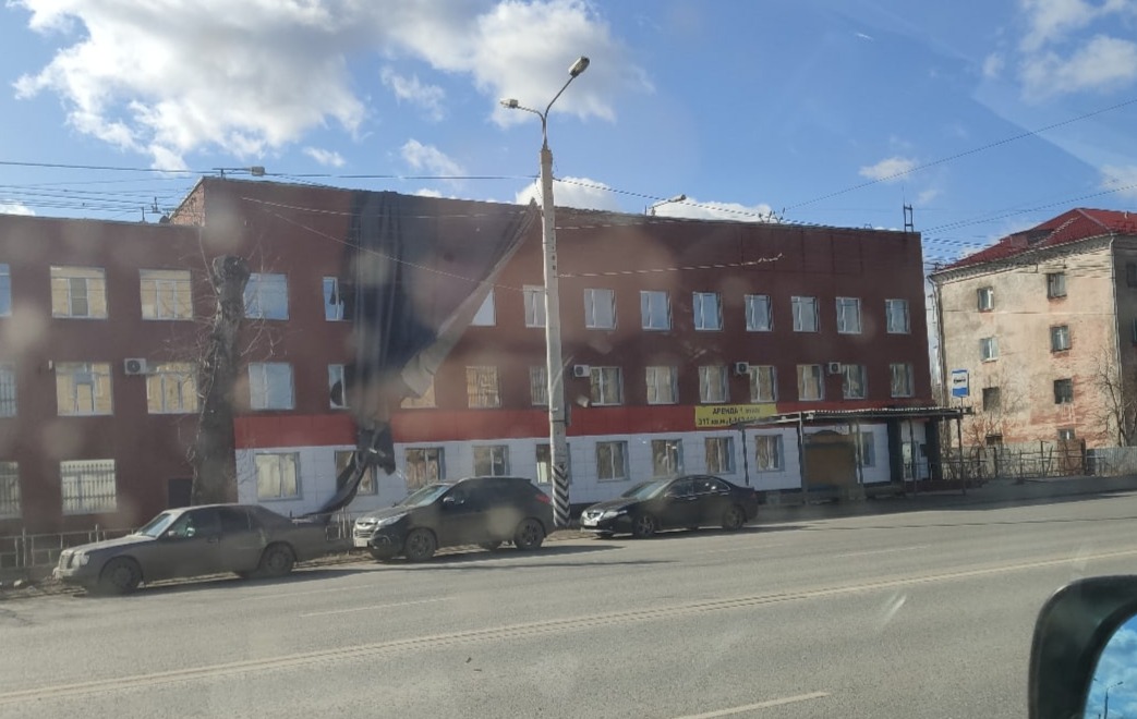 В Омской области продолжает хозяйничать ураган, разрушая дома и машины – фото В Омской области продолжает хозяйничать ураган, разрушая дома и машины – фото