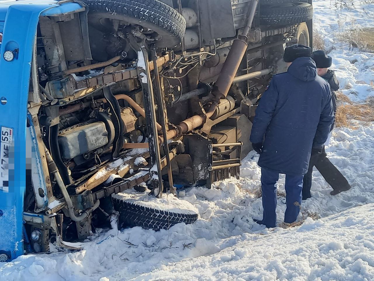Появились кадры жесткого ДТП с опрокинувшимся пассажирским автобусом под Омском Появились кадры жесткого ДТП с опрокинувшимся пассажирским автобусом под Омском