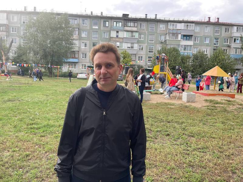 При поддержке активистов акции «Решают люди» во дворе дома на улице Лисицкого в Омске появился островок детства При поддержке активистов акции «Решают люди» во дворе дома на улице Лисицкого в Омске появился островок детства