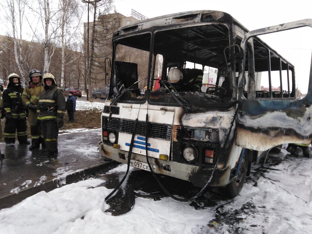 В Омске дотла сгорел пассажирский автобус дочки «Титана» В Омске дотла сгорел пассажирский автобус дочки «Титана»