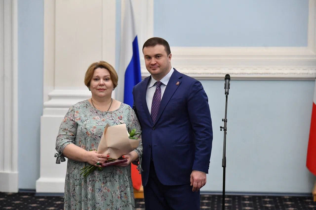 Виталий Хоценко одарил отличившихся омичек перед 8 Марта Виталий Хоценко одарил отличившихся омичек перед 8 Марта