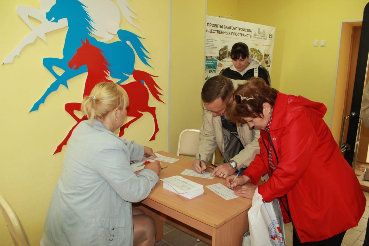 День выборов: танцы и песни, ремонт тротуаров и подарки