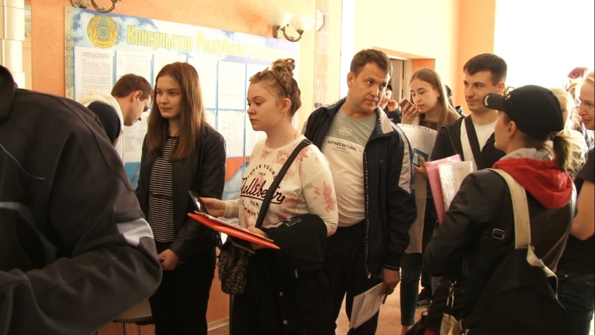 Сотни человек ночуют в очереди возле консульства Казахстана в Омске Сотни человек ночуют в очереди возле консульства Казахстана в Омске