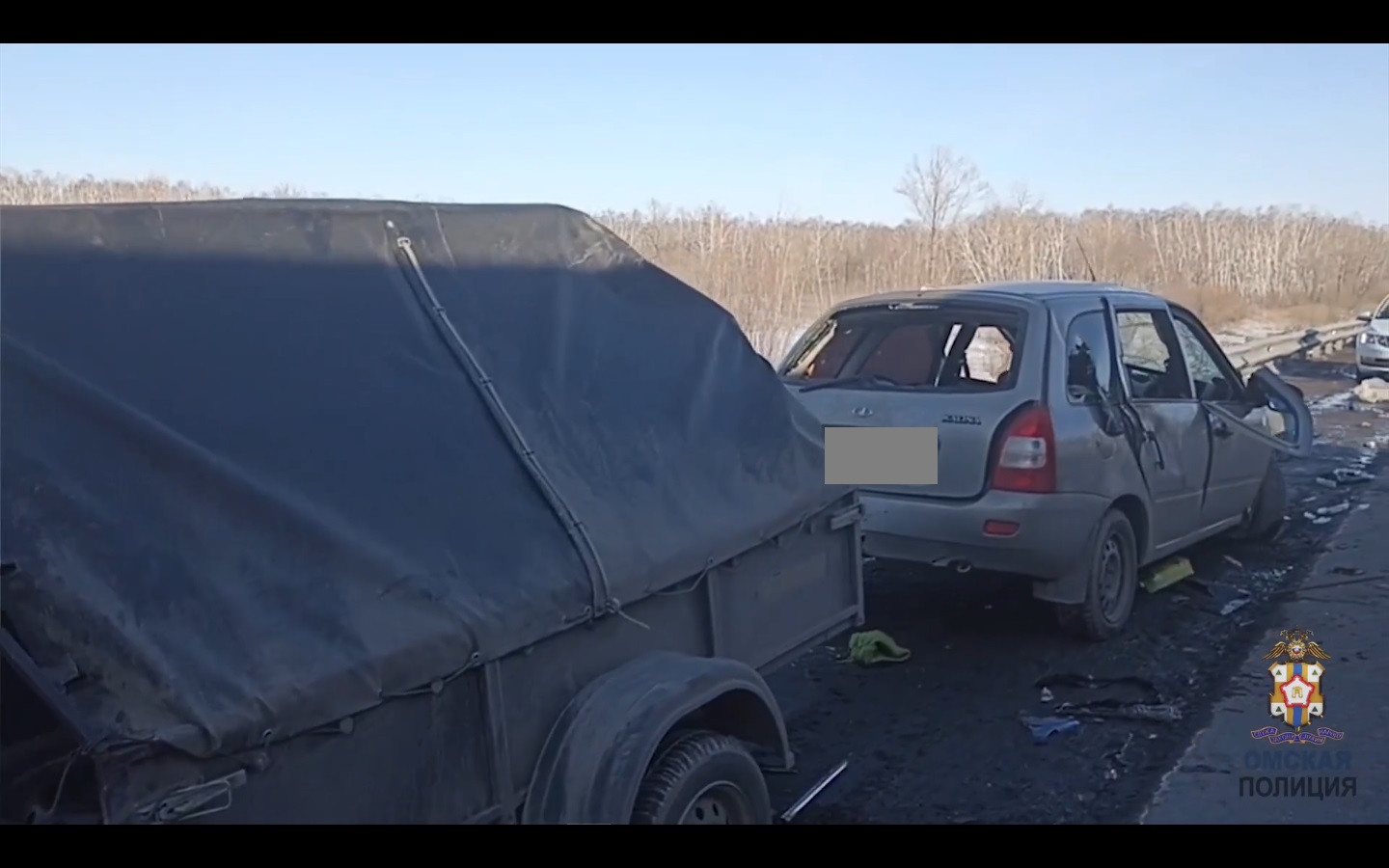 На трассе под Омском «Лада» с пятью детьми в салоне разбилась об автовоз На трассе под Омском «Лада» с пятью детьми в салоне разбилась об автовоз