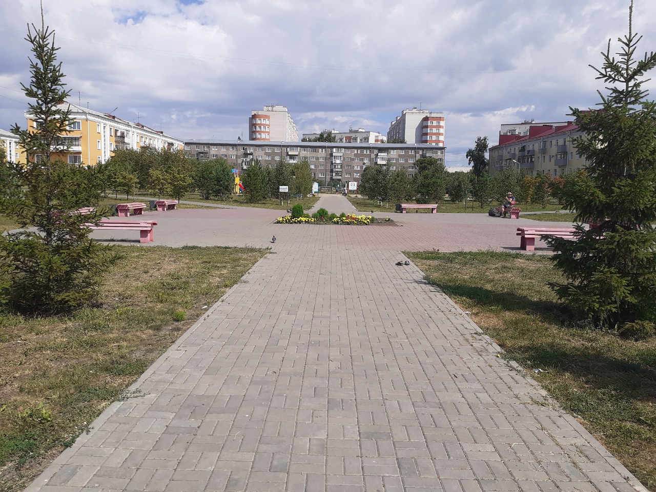 В сквере на окраине Омска реконструируют спортивную площадку В сквере на окраине Омска реконструируют спортивную площадку