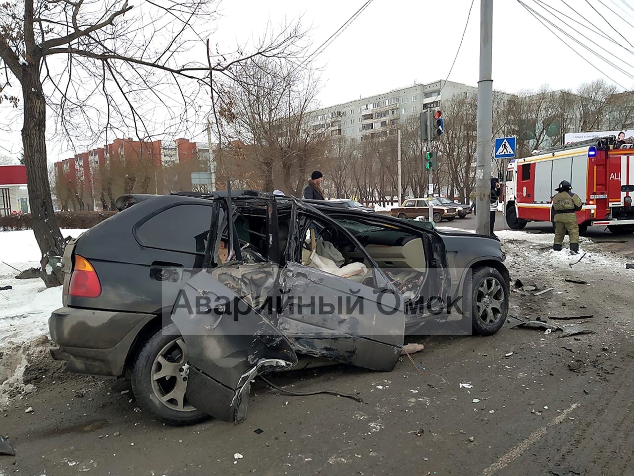 В Омске таксист превратил в хлам дорогой внедорожник В Омске таксист превратил в хлам дорогой внедорожник
