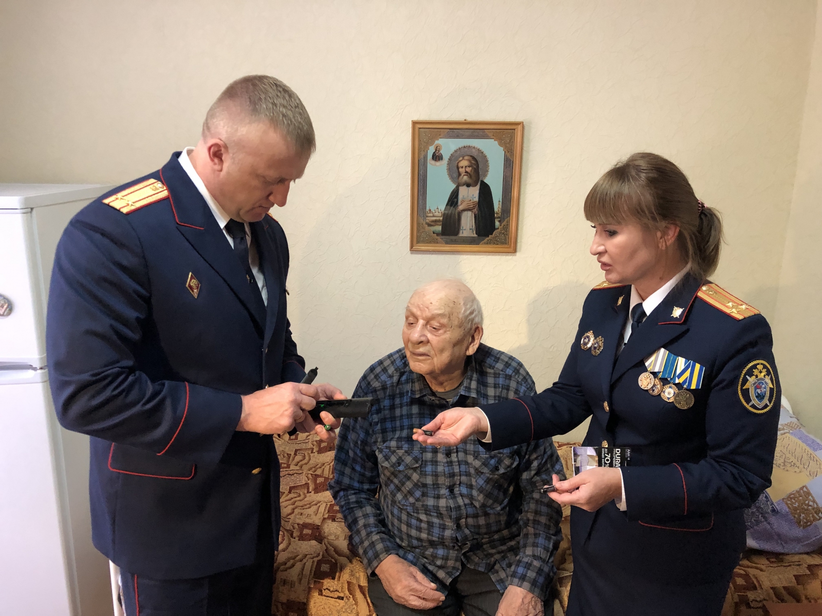 В День пожилых людей омские следователи подарили ветерану телевизор