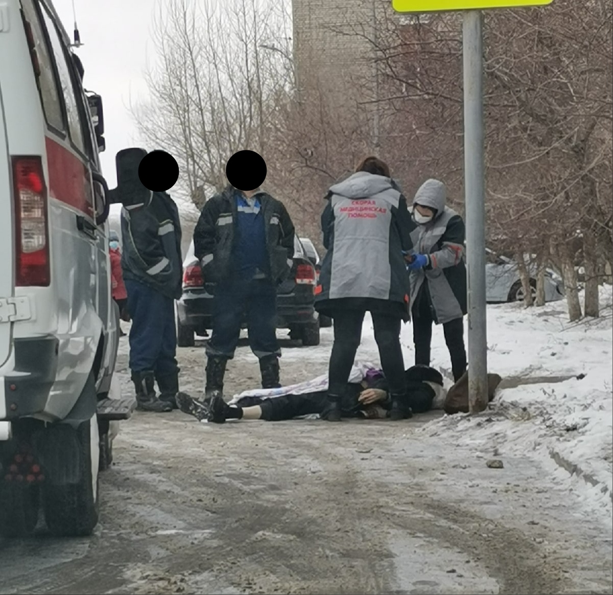 В Омске мужчина внезапно упал прямо посреди пешеходника – соцсети В Омске мужчина внезапно упал прямо посреди пешеходника – соцсети