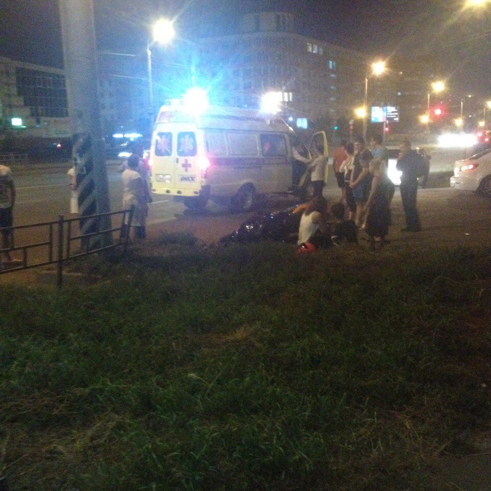 В Омске перебегавший через дорогу пешеход попал под мотоцикл