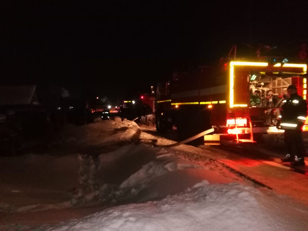 В частном секторе Омска вспыхнули два больших частных дома