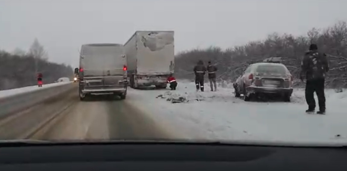 Под Омском в массовой аварии машины разлетелись на трассе Под Омском в массовой аварии машины разлетелись на трассе