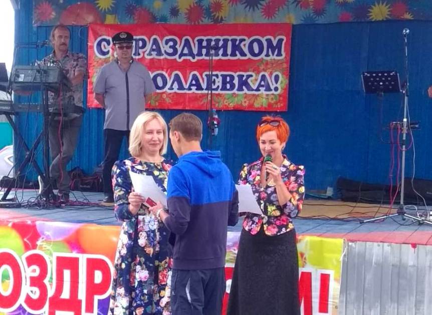 Депутат Инна Гомолко поздравила жителей поселка «Николаевка» с Днем города Депутат Инна Гомолко поздравила жителей поселка «Николаевка» с Днем города
