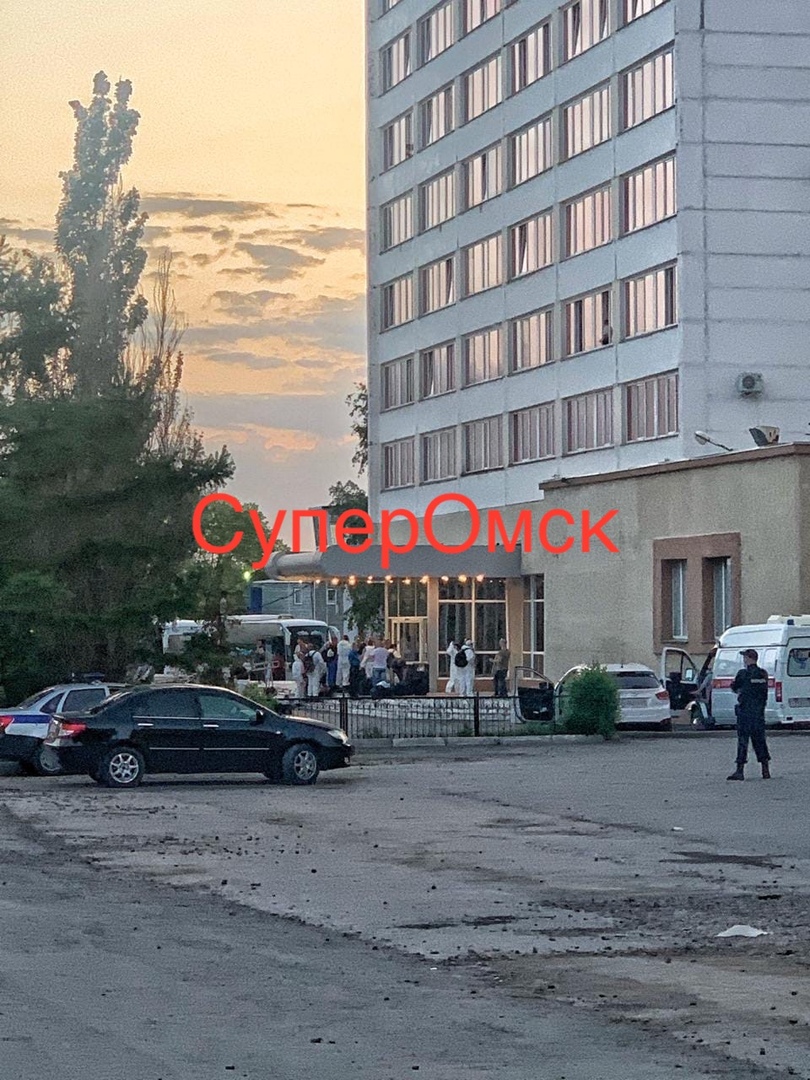 У гостиницы «Турист» в Омске появились люди в защитных костюмах