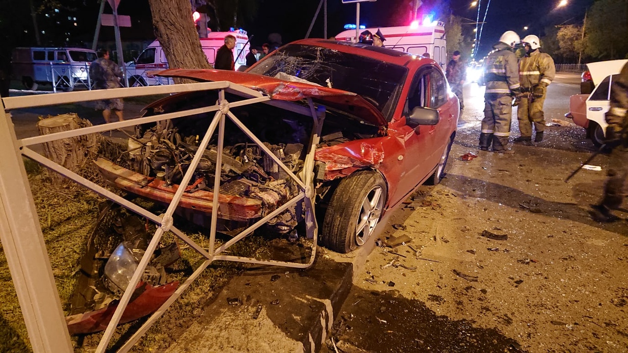В Омске на Рабочих мощно расхлестались «Мазда» и «копейка» В Омске на Рабочих мощно расхлестались «Мазда» и «копейка»