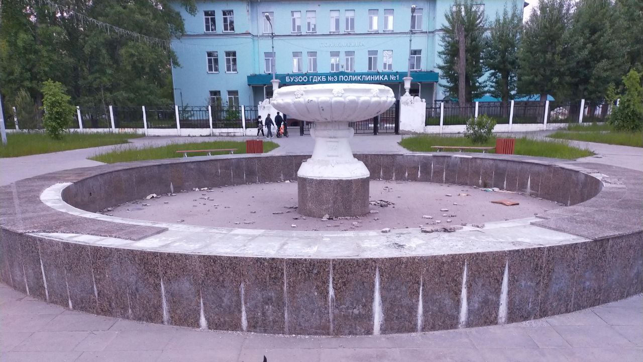 В Омске разломали фонтан
