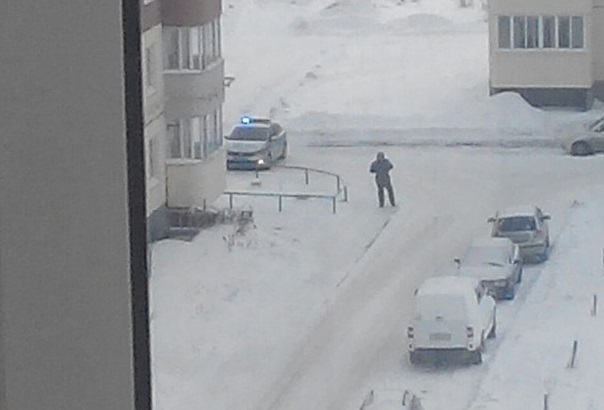 В Омске оцепили двор дома на Завертяева - ФОТО В Омске оцепили двор дома на Завертяева - ФОТО