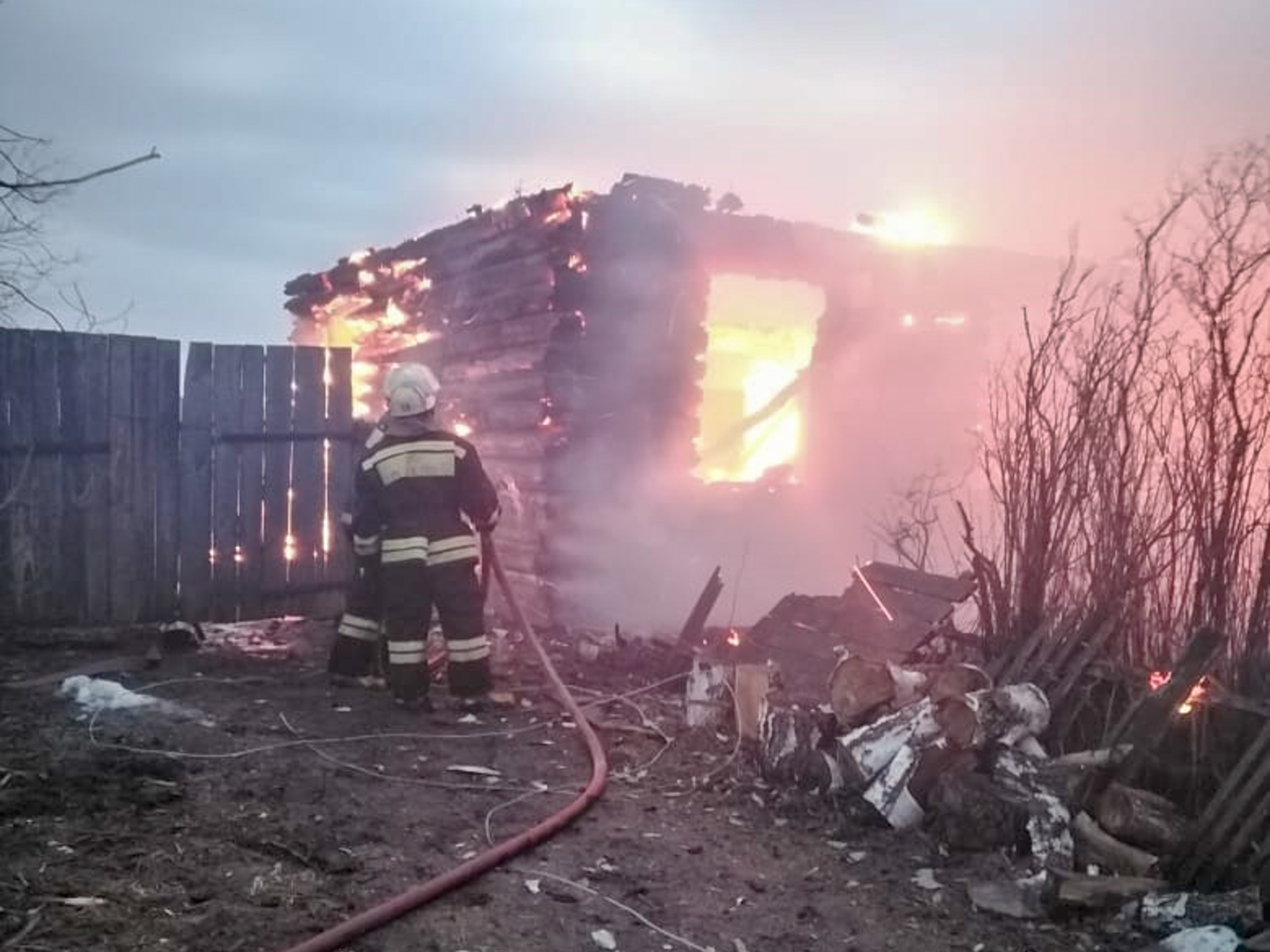 В Омской области во время урагана дотла сгорел большой дом В Омской области во время урагана дотла сгорел большой дом