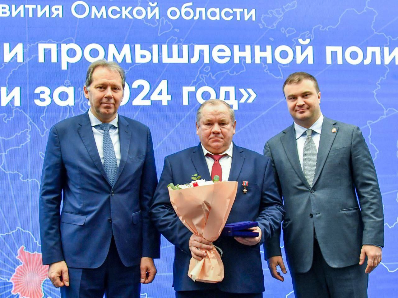 Губернатор вручил первую награду «Герой Омской области» Губернатор вручил первую награду «Герой Омской области»