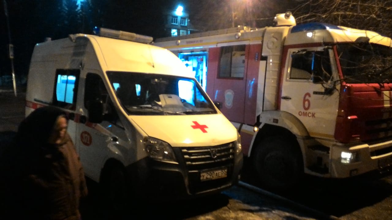 Соседствующие мужчина и женщина, погибшие в крупном пожаре в Омске, возможно, находились в одной квартире Соседствующие мужчина и женщина, погибшие в крупном пожаре в Омске, возможно, находились в одной квартире