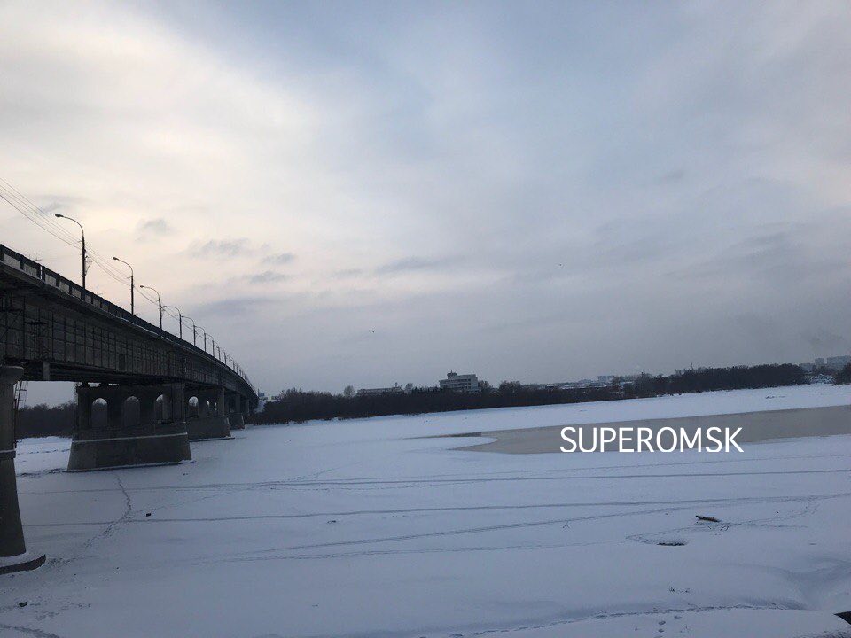 Аммониевая полынья в центре Омска стала замерзать с потеплением