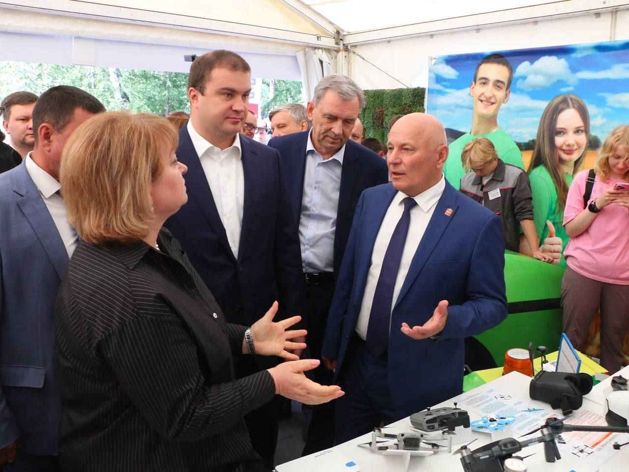 Губернатор Хоценко лично посетил выставку «АгроОмск-2025» Губернатор Хоценко лично посетил выставку «АгроОмск-2025»